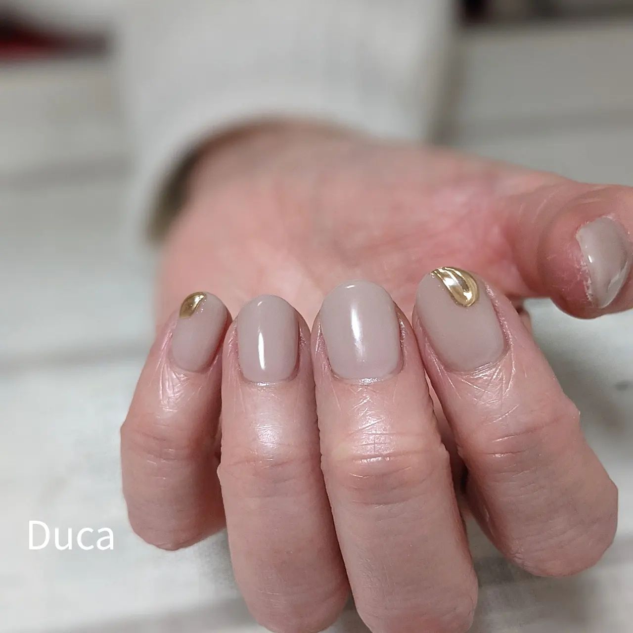 ぴちょん とゴールド。#duca #nail #nails #naildesign #gelnails #nailsalon #wax #waxingsalon #threading #ネイル #ネイルサロン #ジェルネイル #ネイルデザイン #大人ネイル #ベージュネイル #ミラーゴールド #ネイルアート #ワックス #脱毛 #糸脱毛 #ハーブピーリング #志木ネイルサロン #新座ネイルサロン #志木 #新座