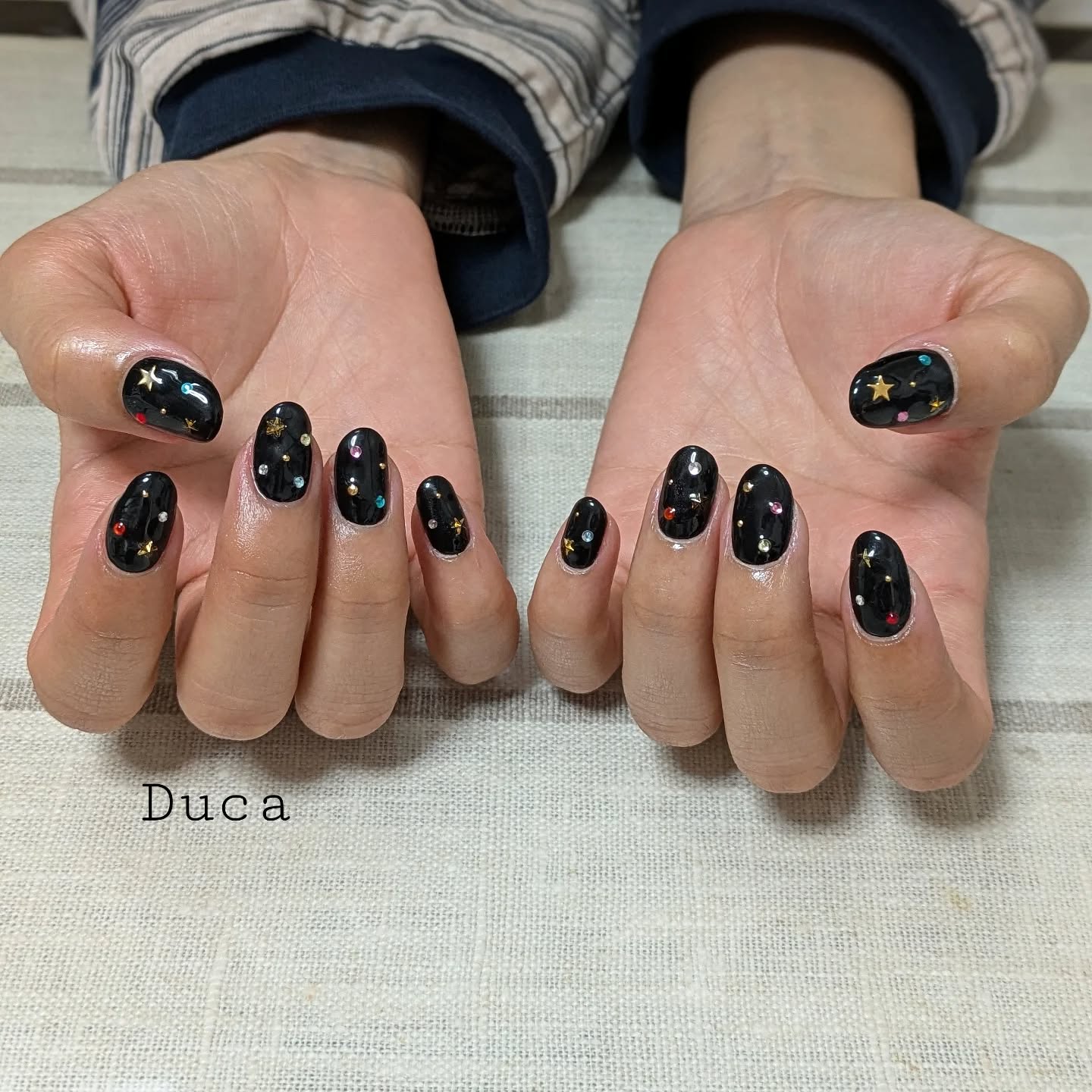 黒ベースにカラフルなストーンと星☆可愛かったですありがとうございます。